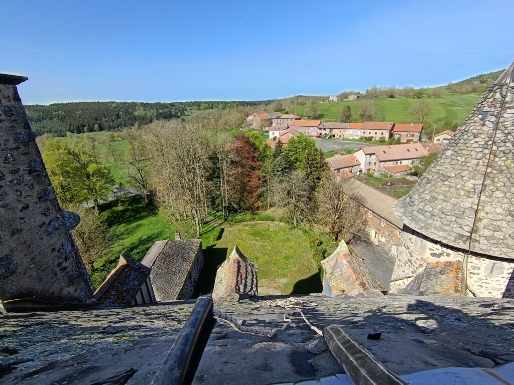 Vue depuis le toit du chateau de vachères (43)