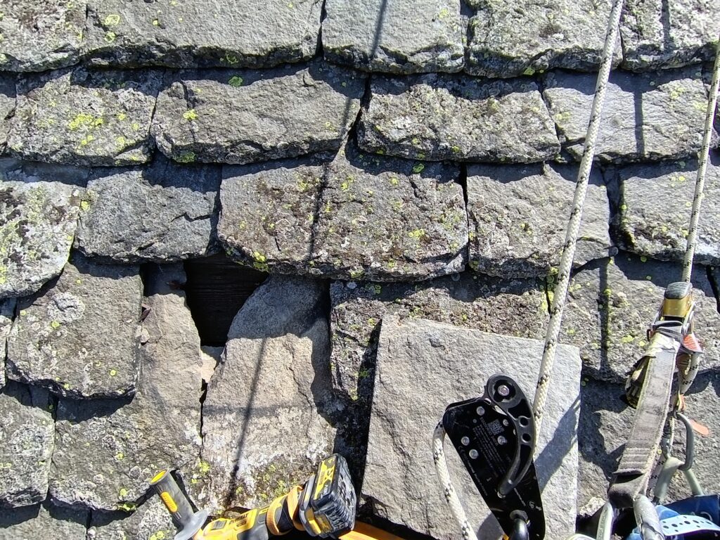 Remplacement d'une Lauze sur le chateau de vachères  en accès sur corde(43)