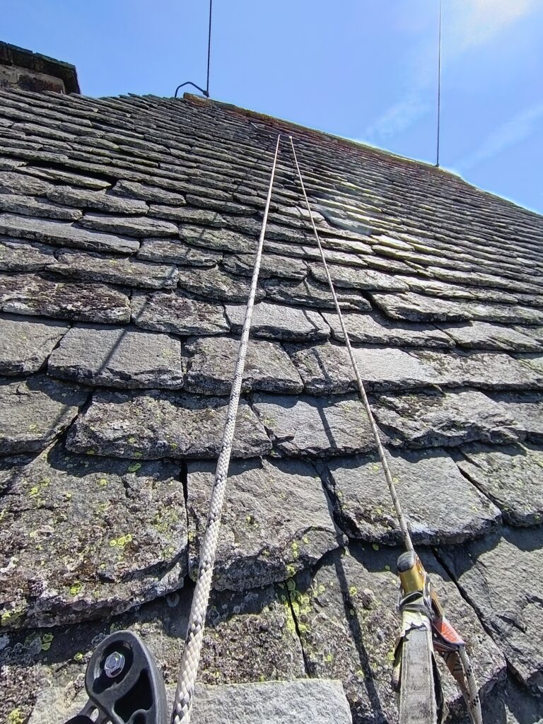 Cordiste sur le toit du chateau de Vachères (43)